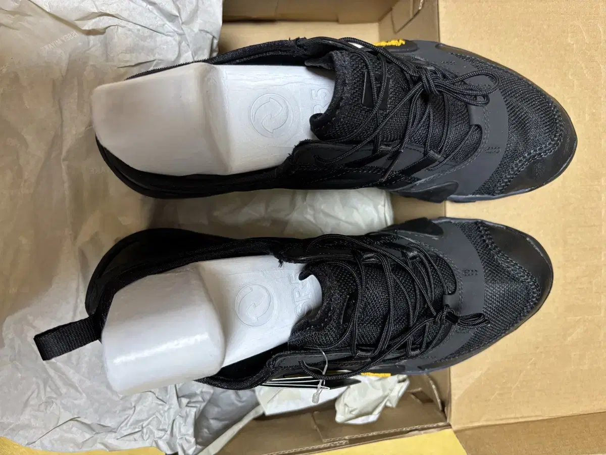 260 뉴발란스 이세이미야케 MT10O 블랙