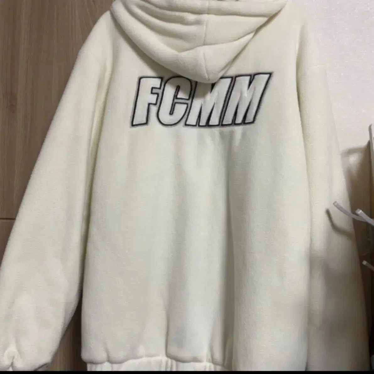 フリースジャケット FCMM Big logo boa fleece jumper navy FC735700NV FCMM（エフシーエムエム）の「【IVE レイ トレカ入り商品】BIG