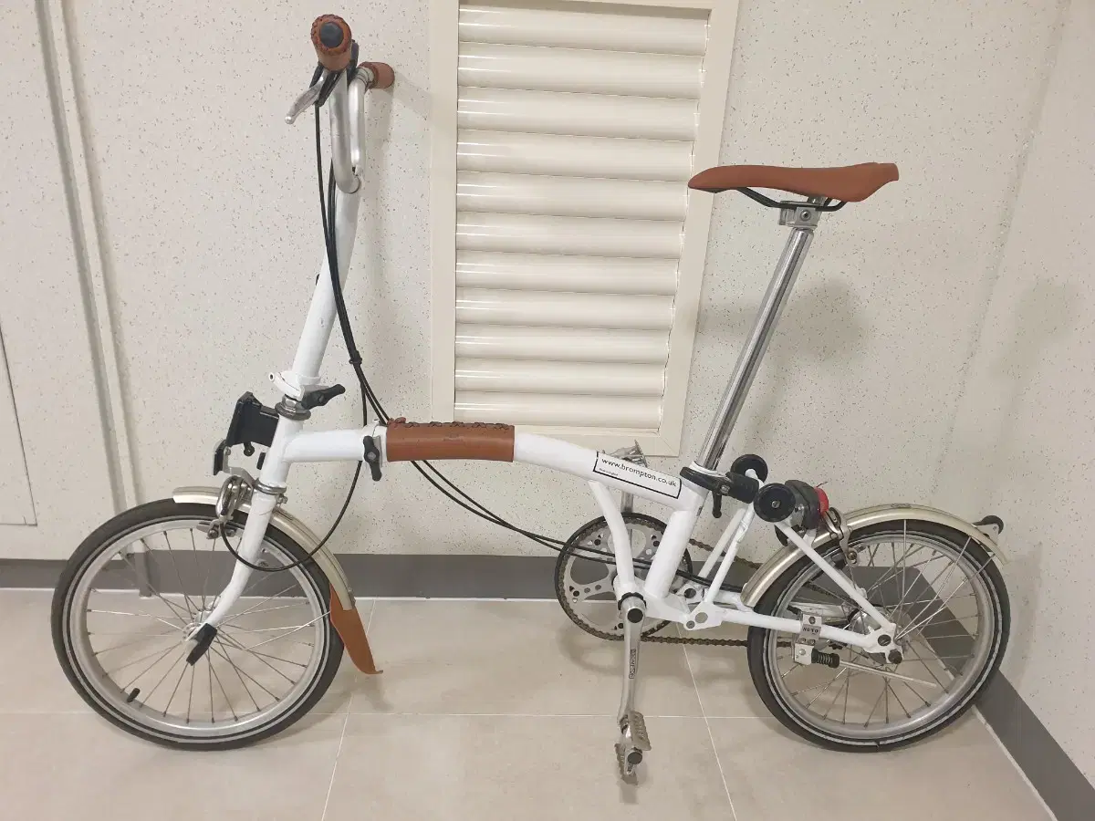 브롬톤 흰둥이 미니벨로 접이식 자전거 팝니다