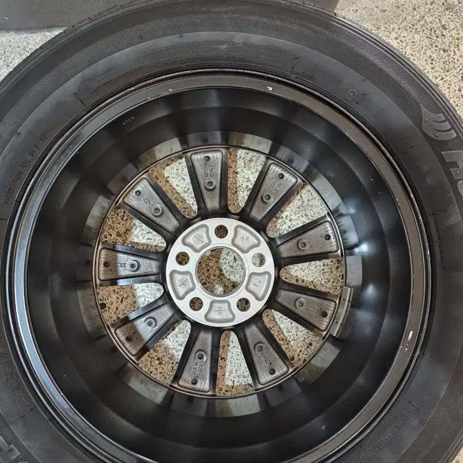 뉴에쿠스 vi/순정17인치/중고 휠, 타이어/1개/개인/팝니다.