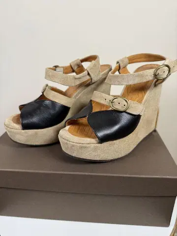미하라 치에 웨지솔 샌들 블랙과 베이지