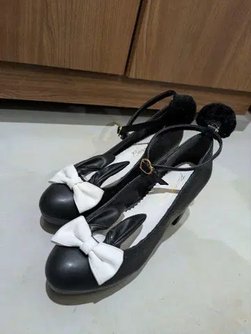 아타걸 토끼 귀 리본 청키힐 스트랩 펌프스