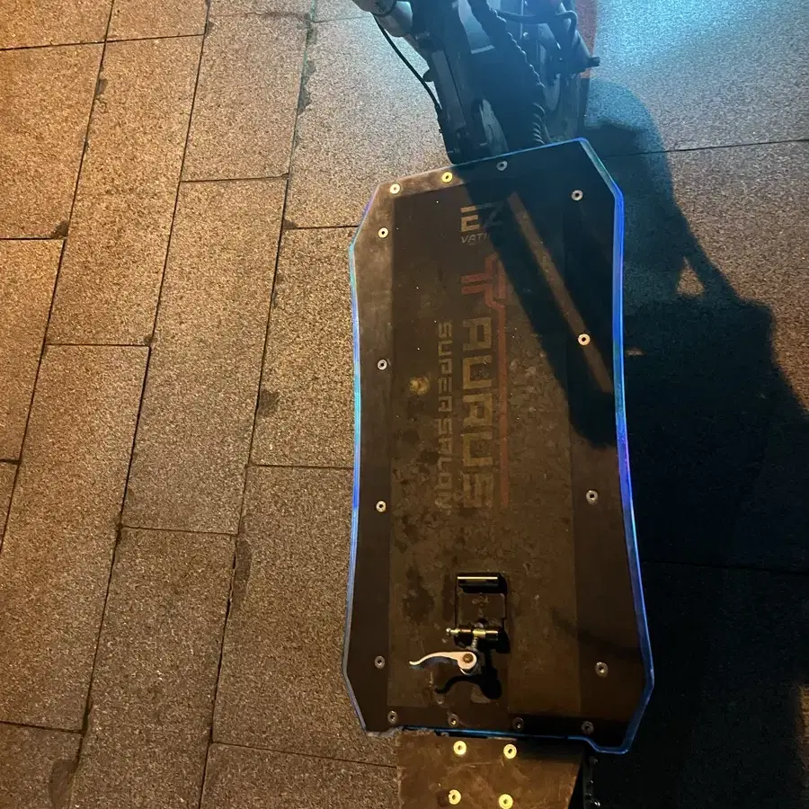 타우러스 슈퍼살롱 전동킥보드 판매합니다(급처)