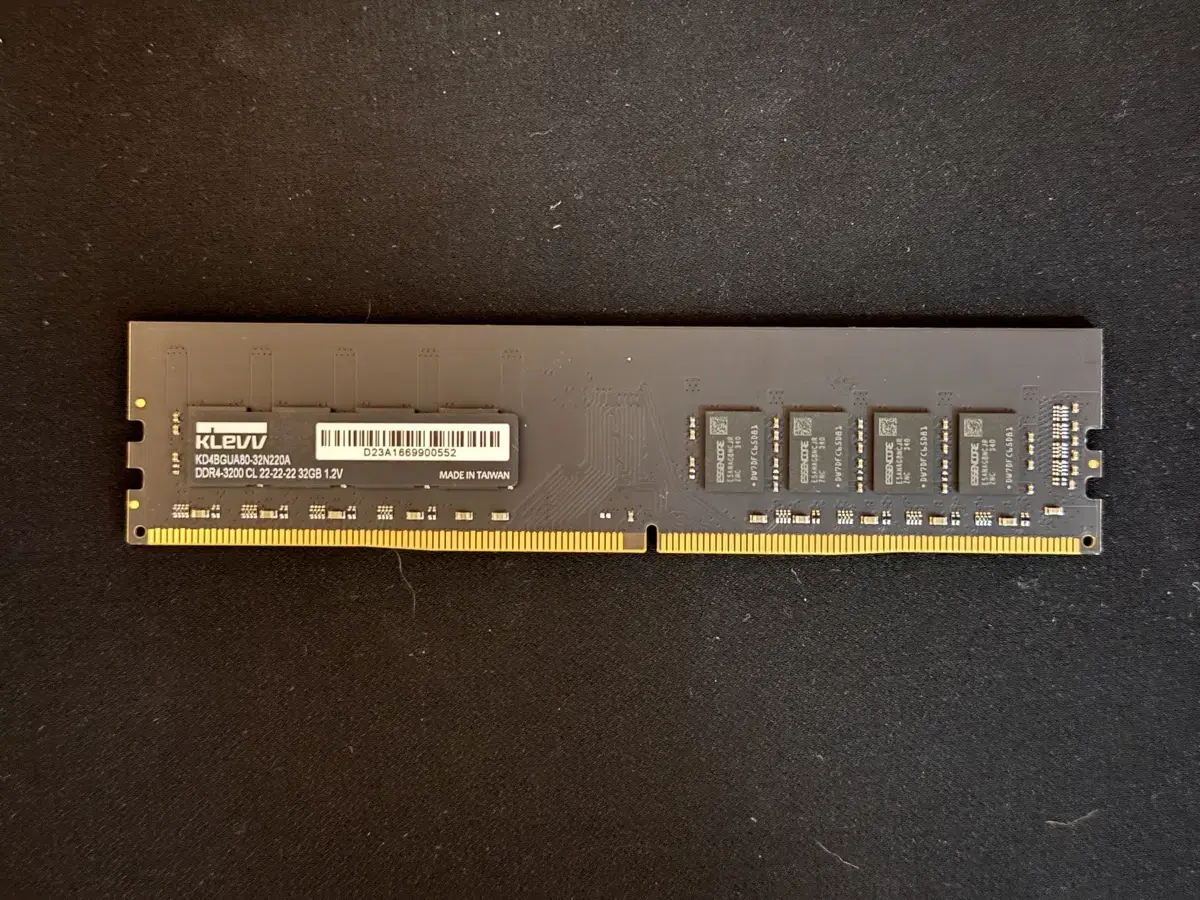 ESSENCORE KLEVV DDR4-3200 CL22 32GB 램