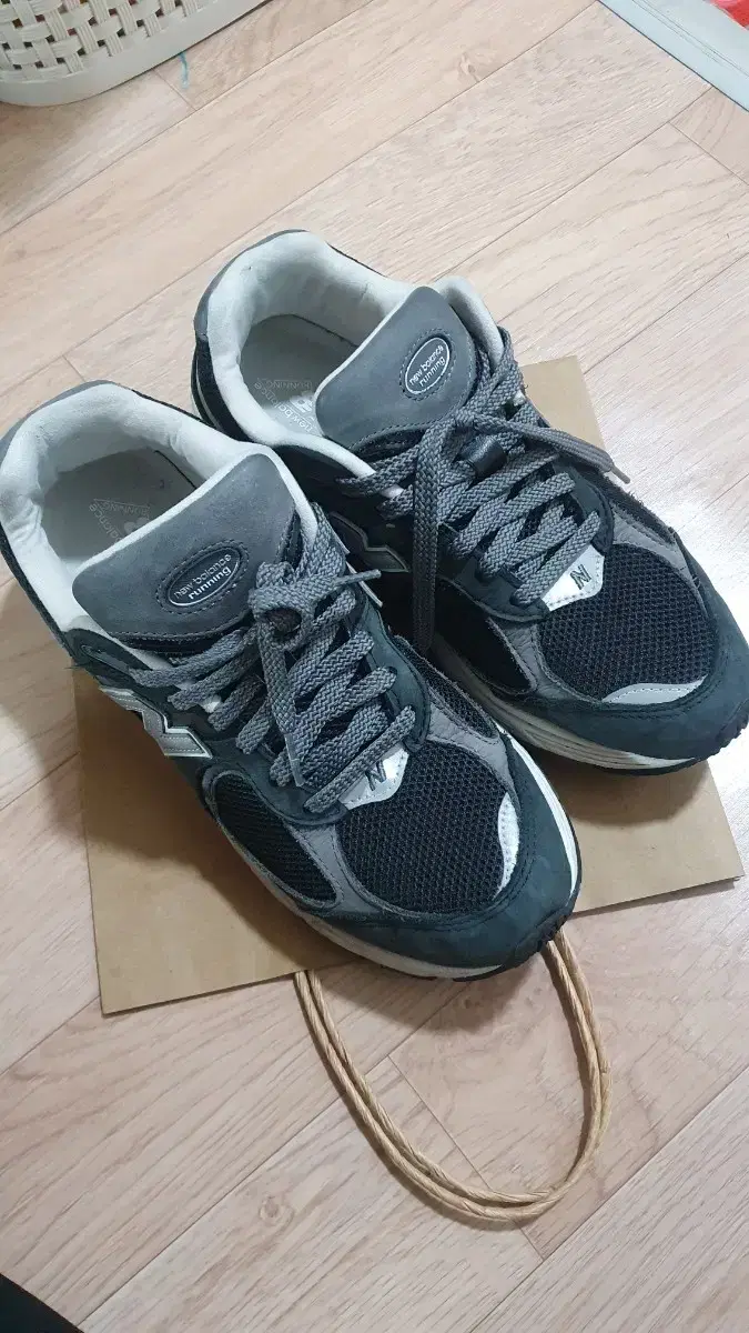 뉴발란스 2002r 270