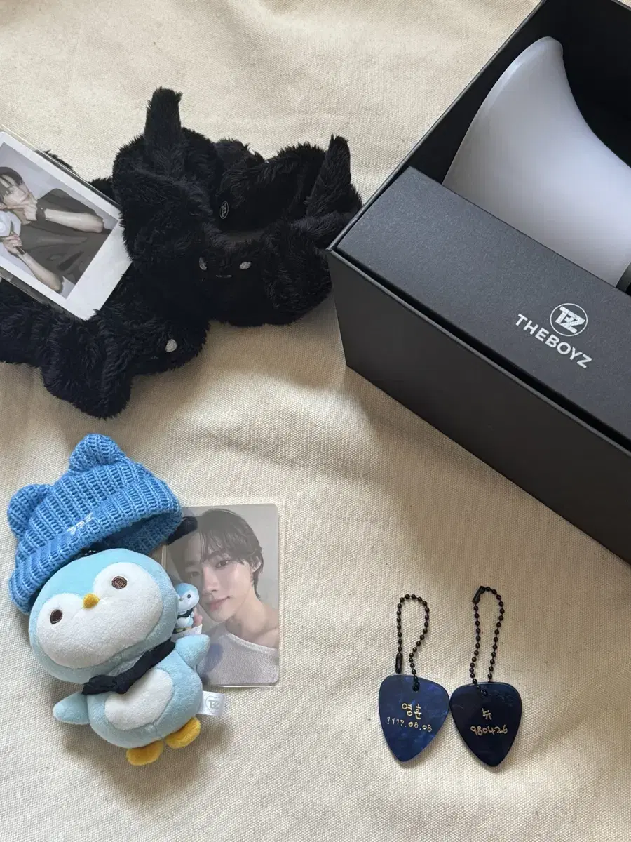 더보이즈 NEW 영훈 제너콘 공식 인형 슈슈 하트성기 기타피크키링