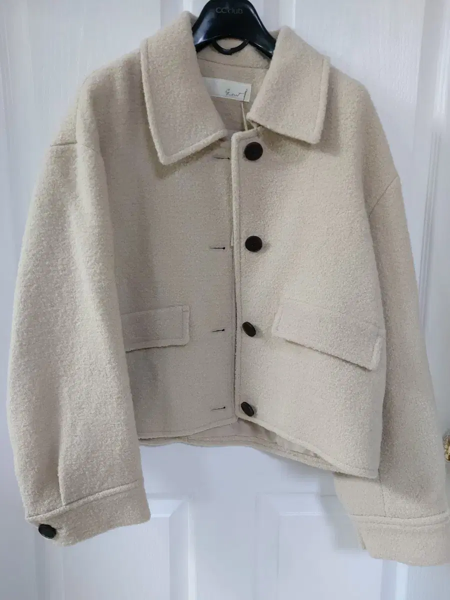 New product that is only kept because it was bought as a gift 66-77-size available