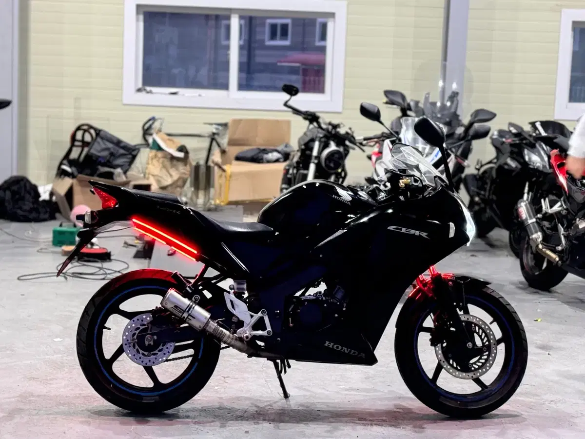혼다cbr125r 14년식 2만sc 머플러,LED 튜닝 차량 판매합니다