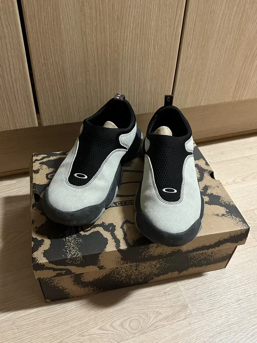 42 size) 오클리 x 브레인데드 화이트 버치