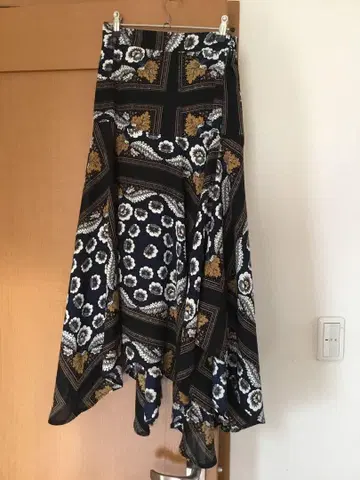 플레어 스커트 검정 화이트 골드 컬러 꽃무늬