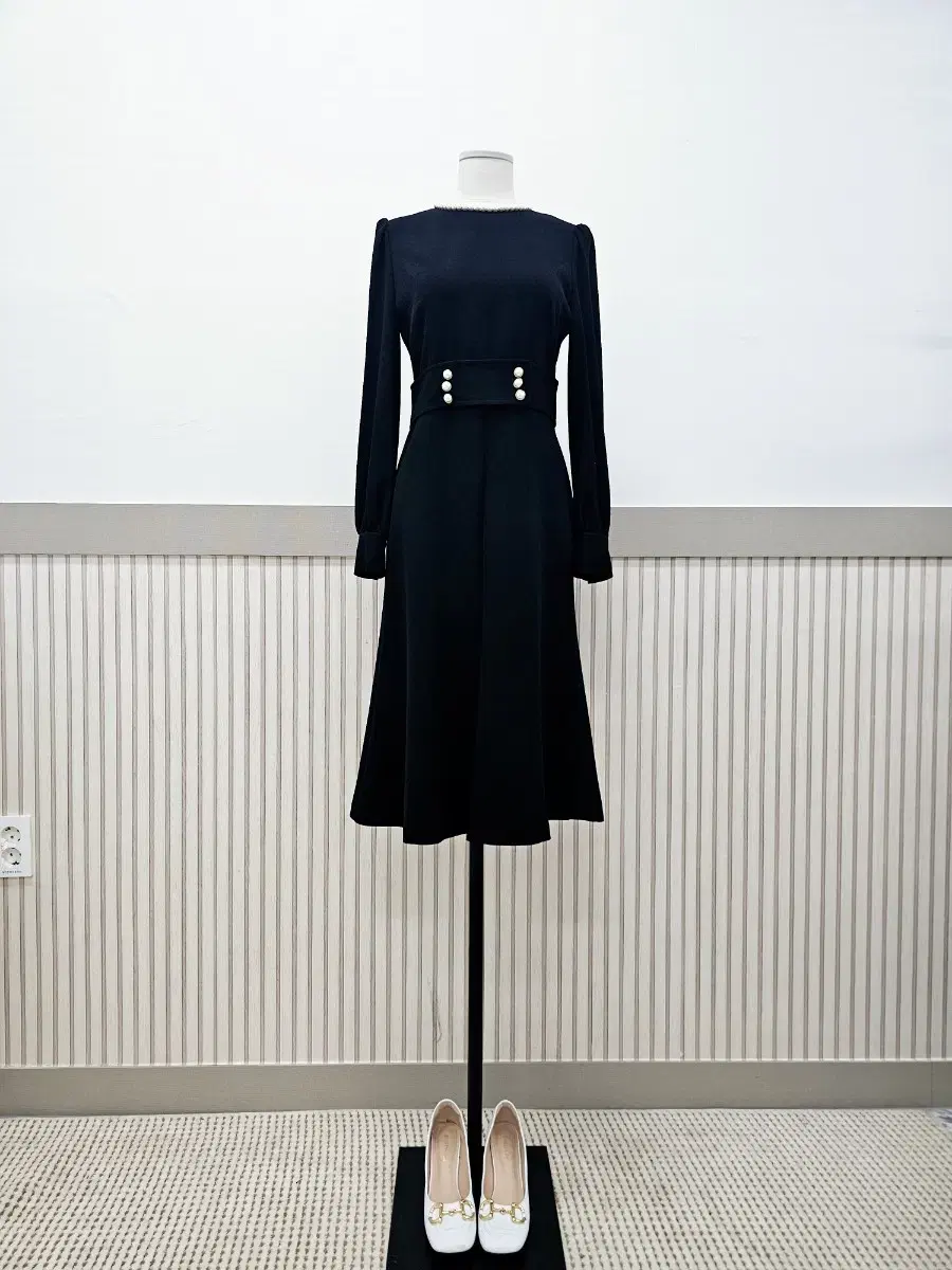 MOJO SPIN Pearl Round Decoration Slim Dress