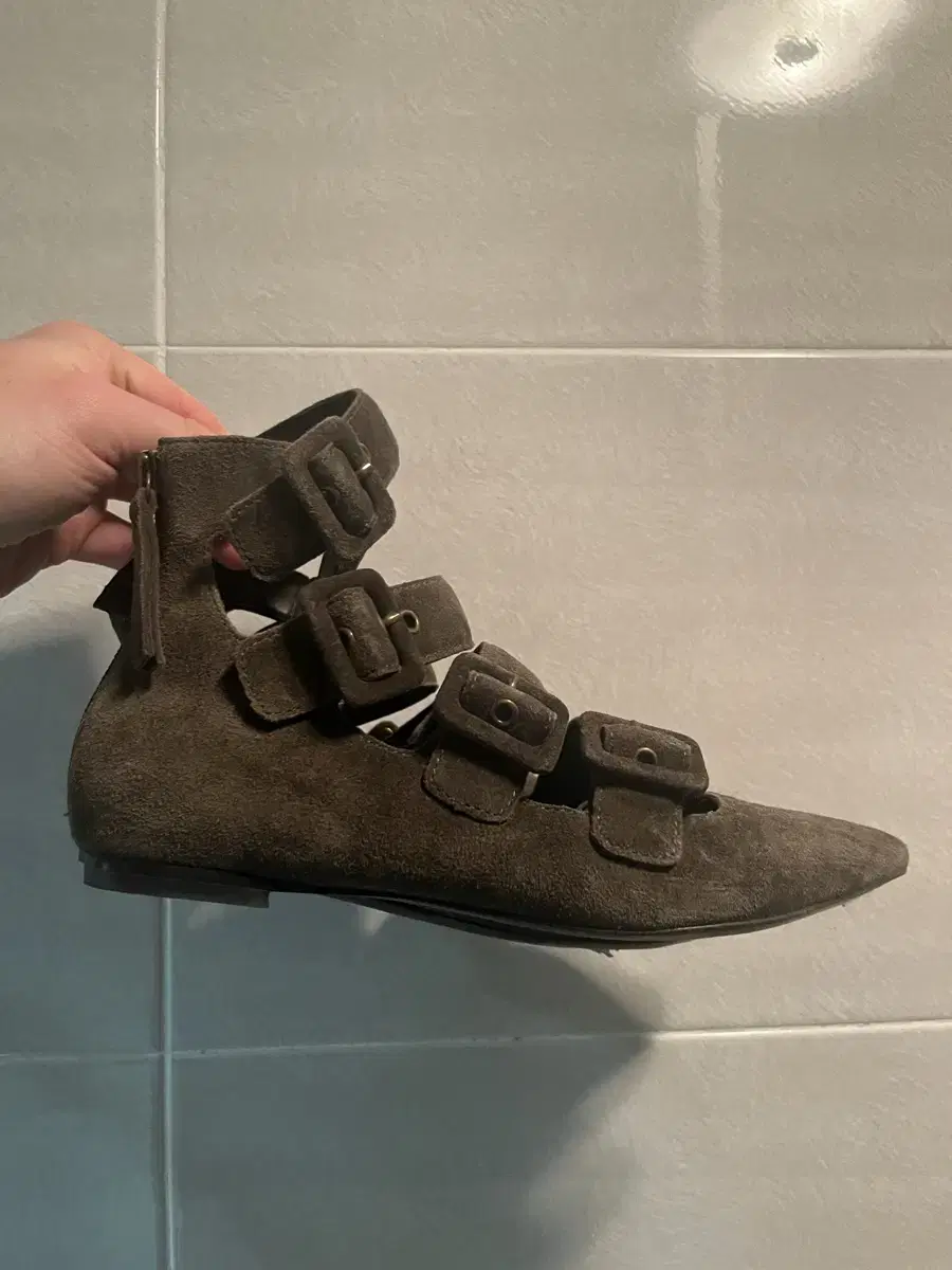 [36] Ash shoes