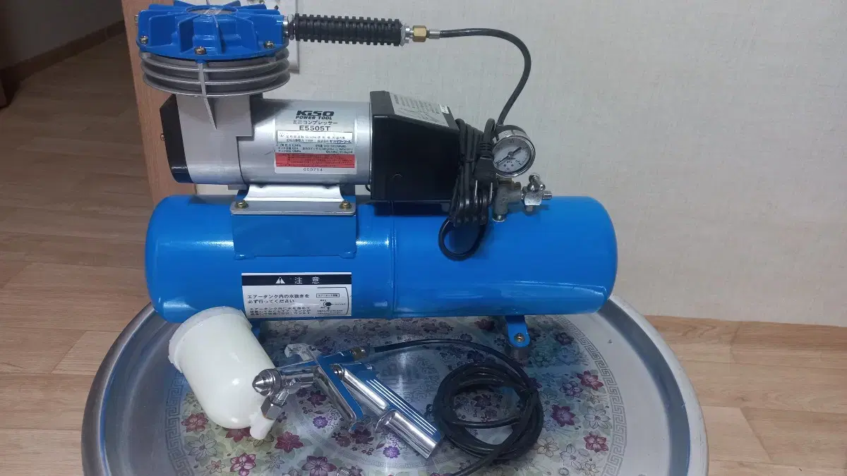Low-noise compressor spray gun