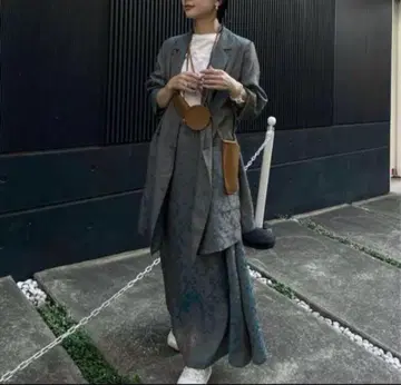 다마스크 무늬 그레이 스커트 Medi Alicia 자카드 재킷