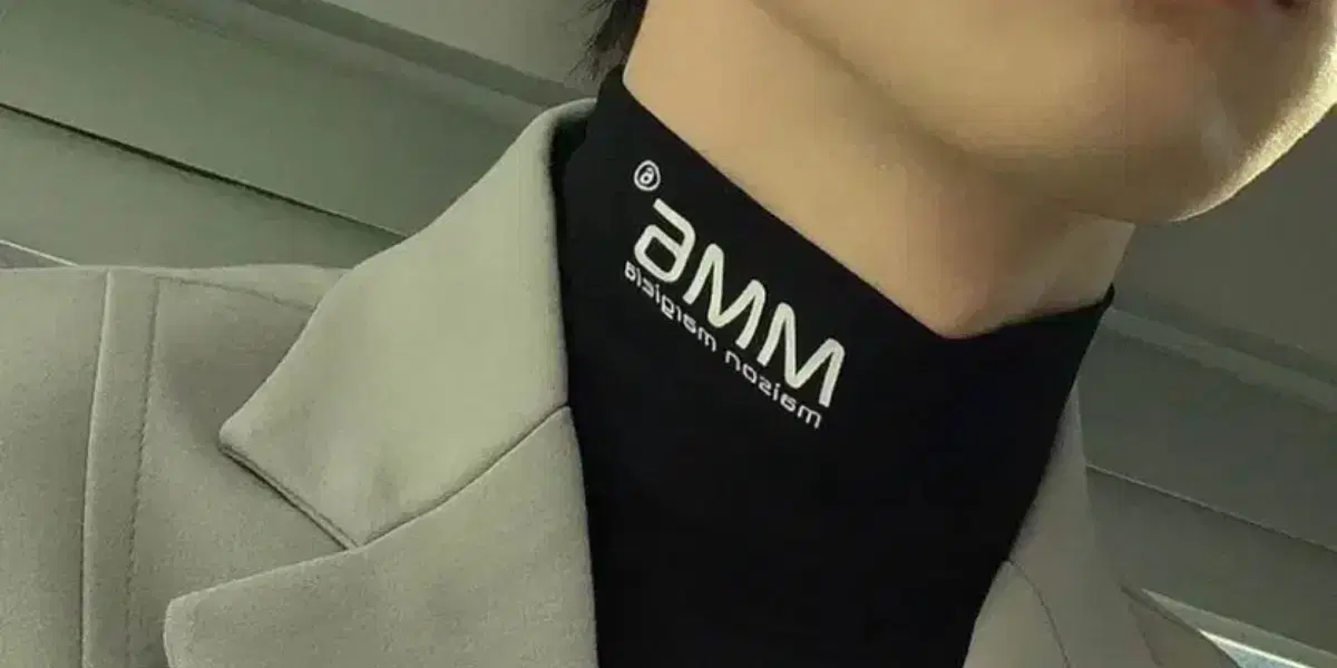 L) mm6 마르지엘라 로고 터틀넥 네이비 블랙