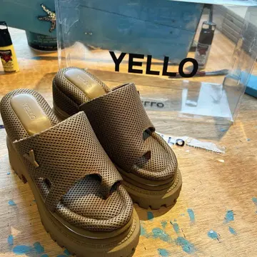 YELLO 통굽 샌들