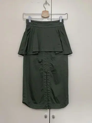 마메쿠로구치 mame kurogouchi 카키색 플럼 스커트 타이트