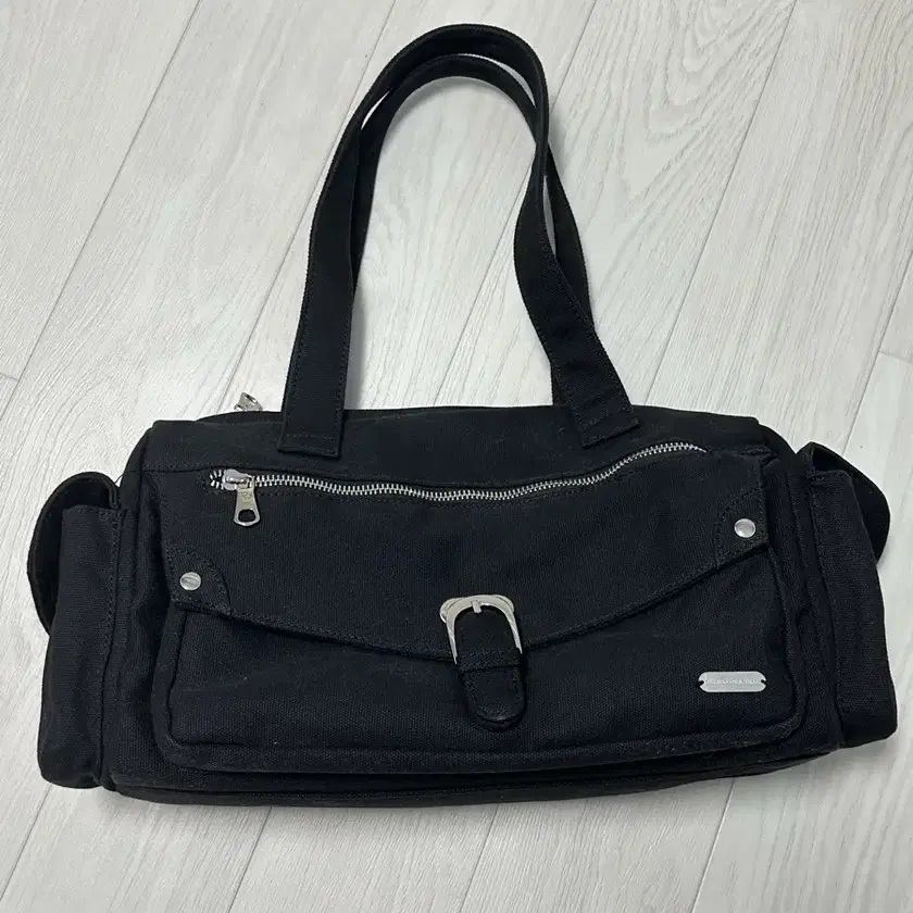 ILLIGO Bag Essential Pocket Bag Black on Bunjang Global Site.