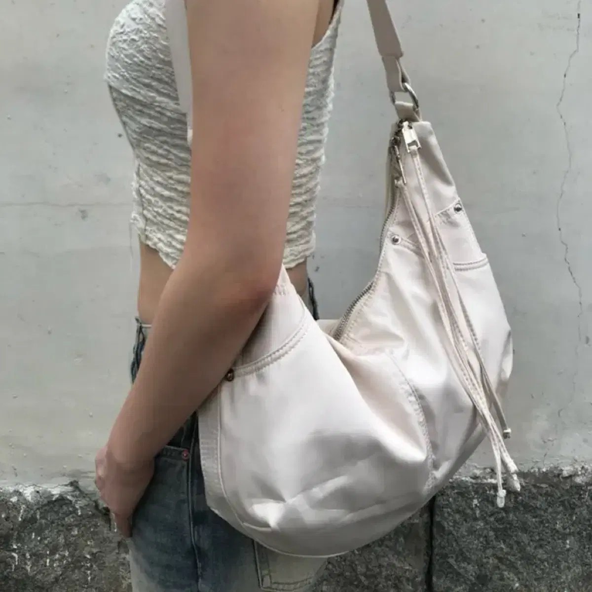 나일론 라운드 숄더백 아이보리