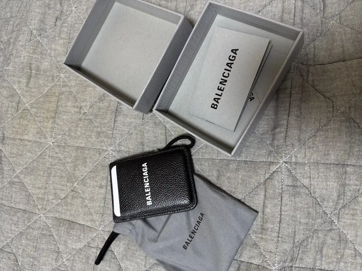 발렌시아가 맥세이프 마그넷 카드홀더 블랙