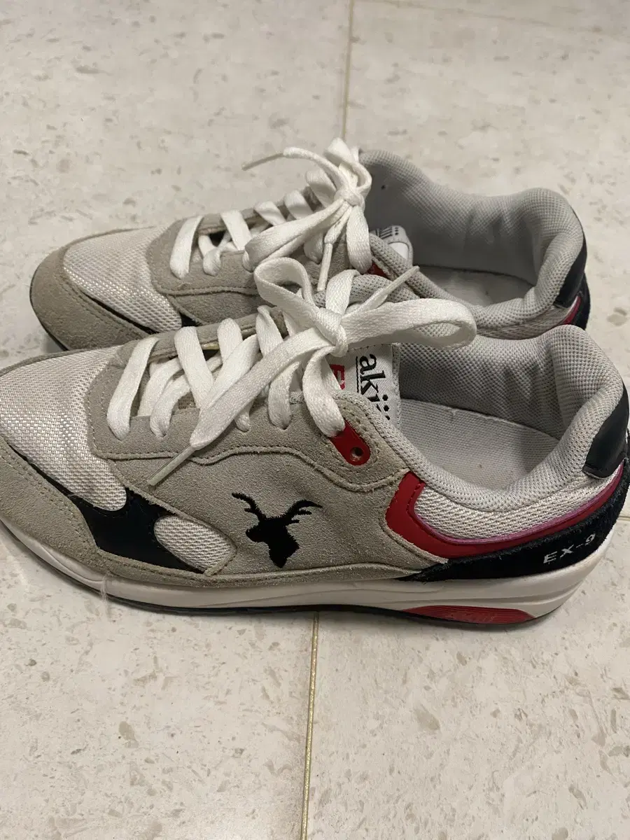 Aki Classic Sneakers 240