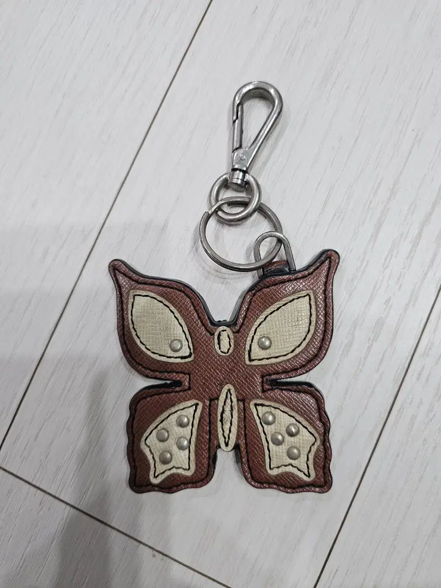 PRADA 가죽 나비 열쇠고리포함14cm 7.5cm