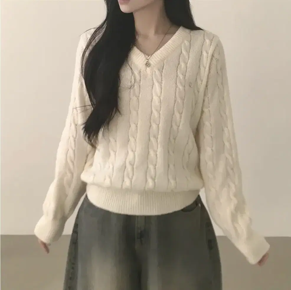 에이블리 아이보리 브이넥 니트 팔아요 여성옷 판매 벼룩 교신