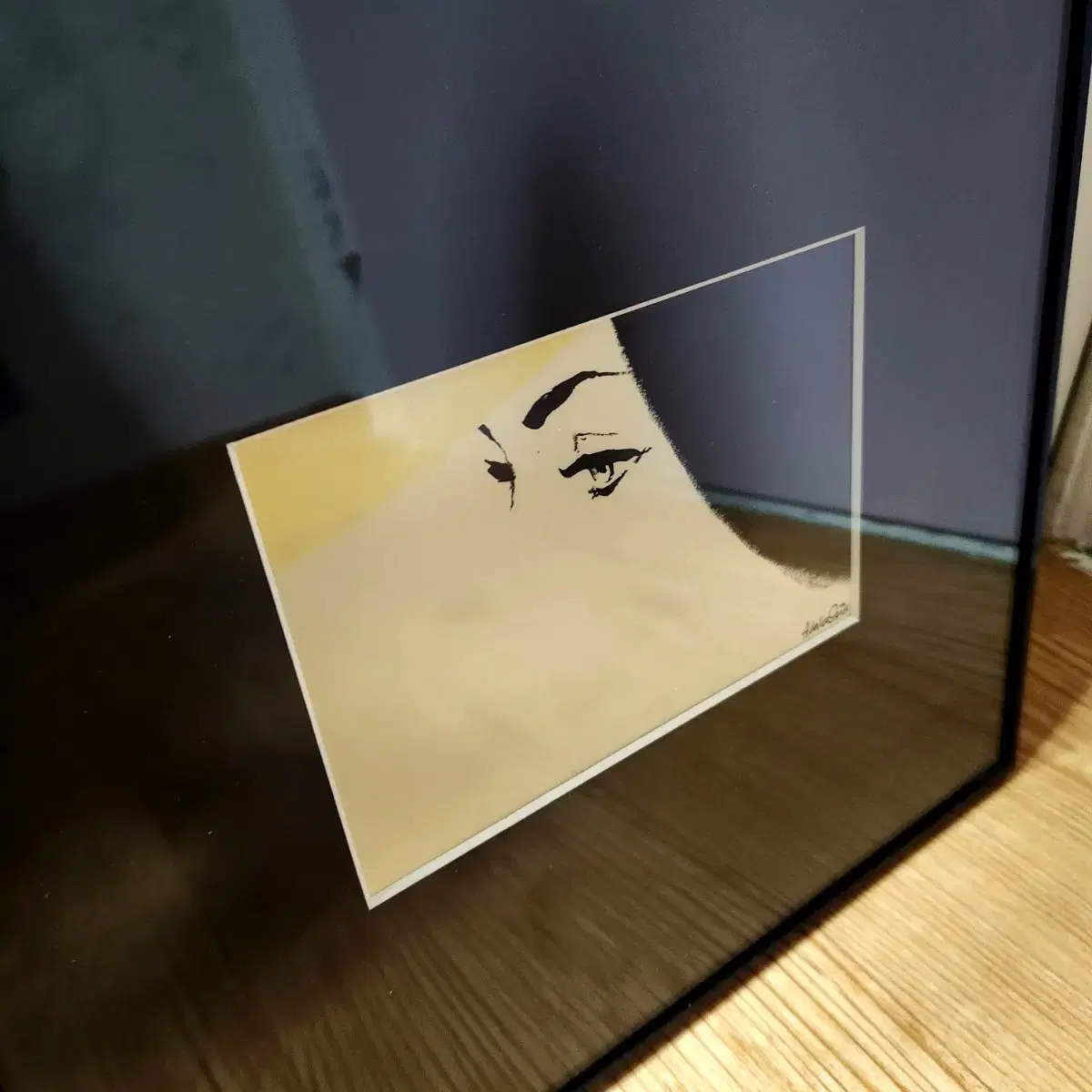 Picture frame with atmosphere
