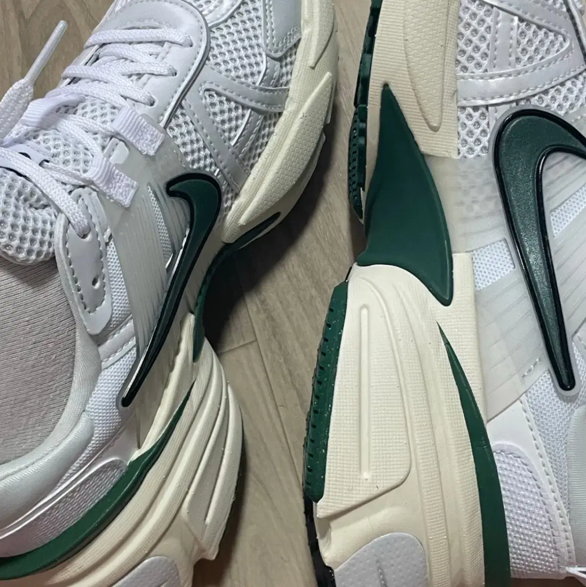 Nike V2K Run White Fir