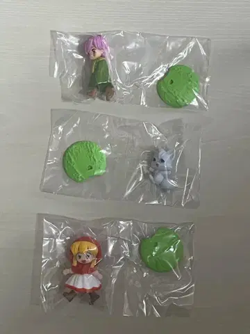 나란히 서 있습니다. 빨간 망토 차차 차차 리야 포피 군