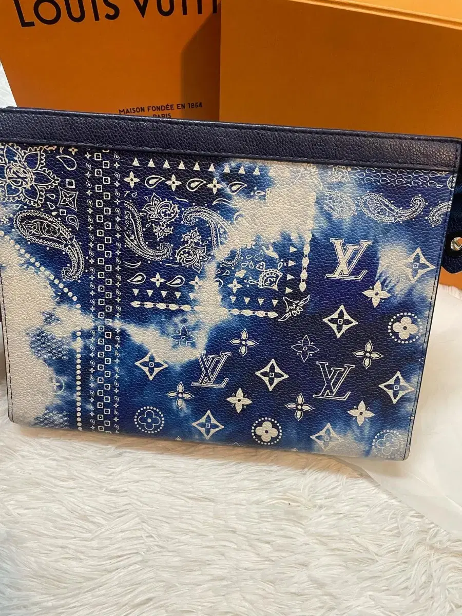 <LV한정판>루이비통 반다나 클러치