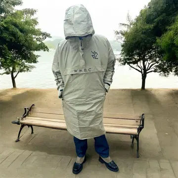 화이트 마운티니어링의 롱 레인 후드티