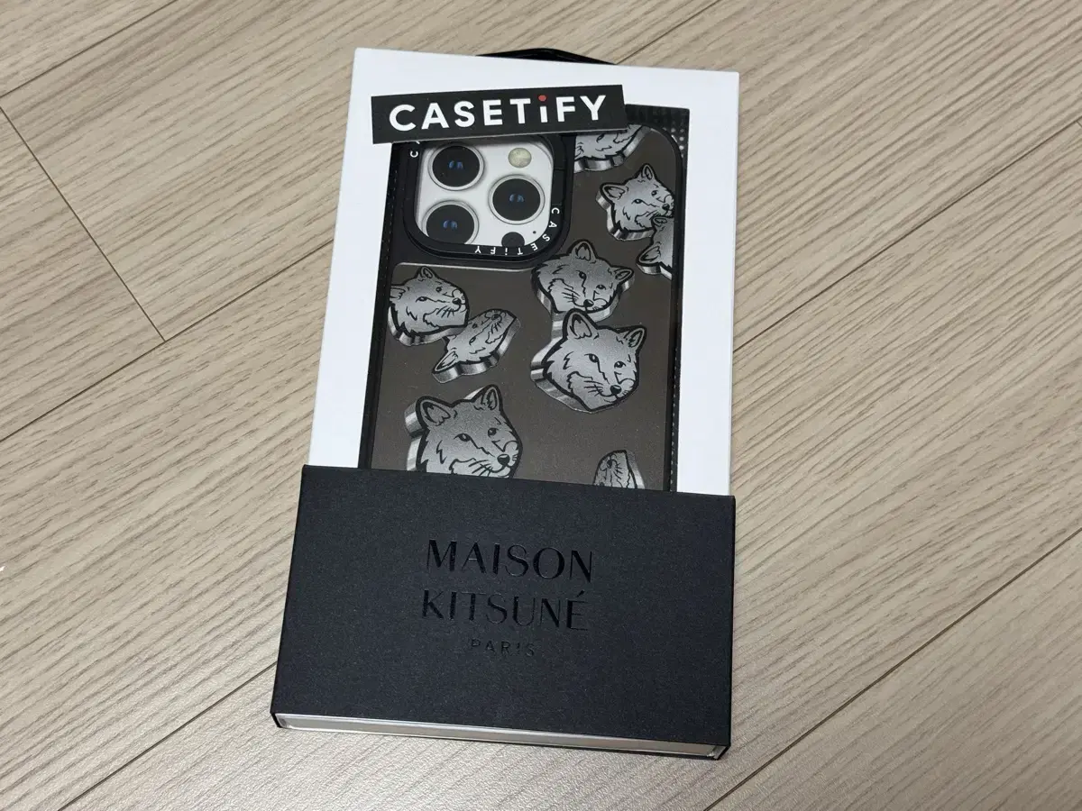 아이폰15프로맥스 케이스티파이 메종키츠네 케이스(스탠드 링 기능 포함)