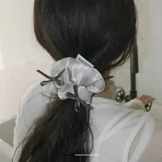 포식스먼스 스크런치 헤어 곱창 밴드 새틴 실버 리본