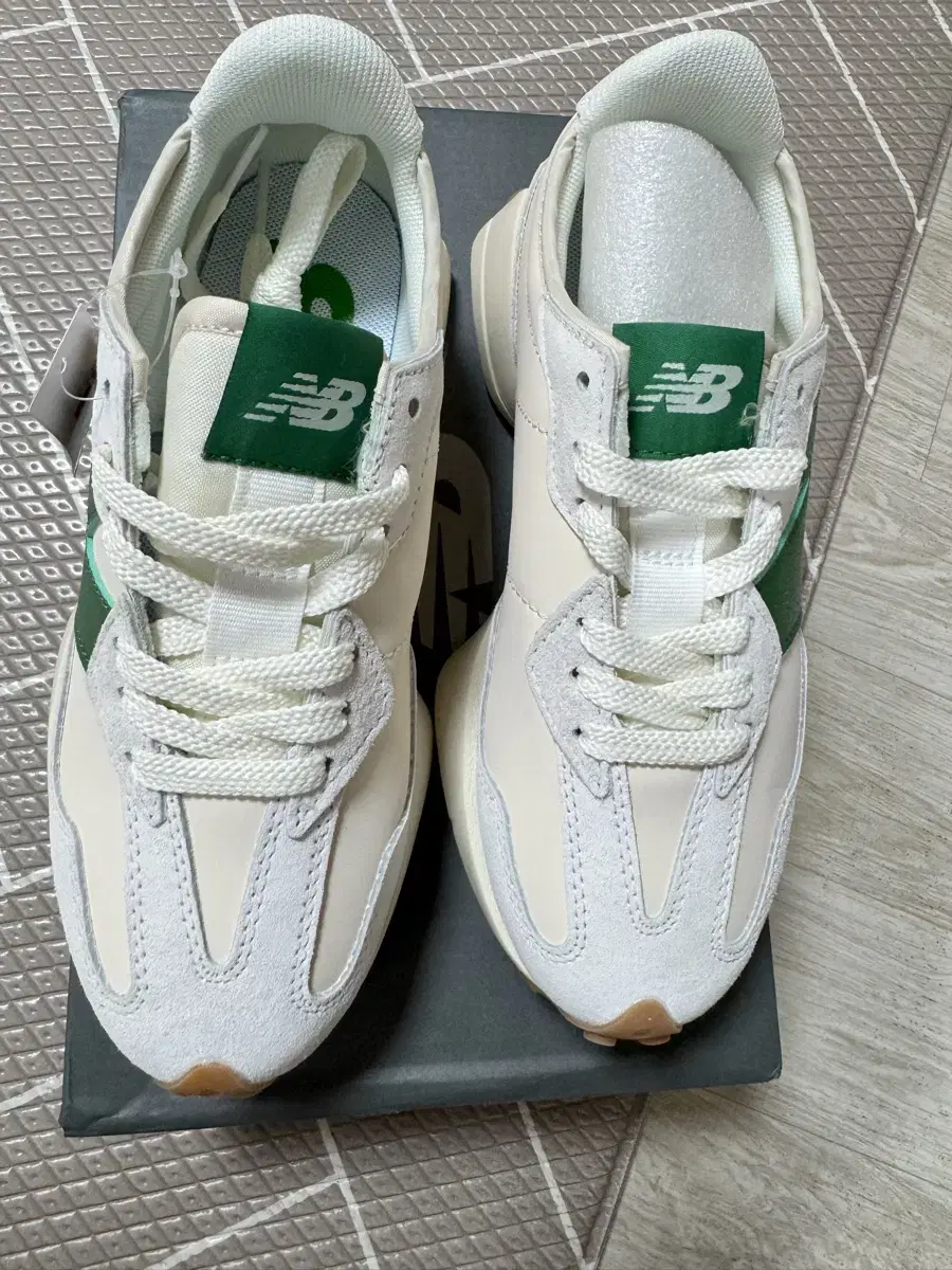 뉴발란스 327 운동화