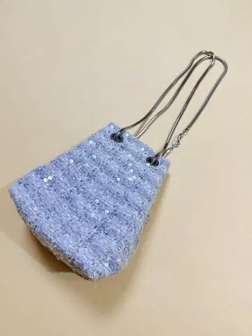 스팽글이 달린 버킷백