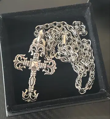 플로럴 디자인 실버 크로스 목걸이