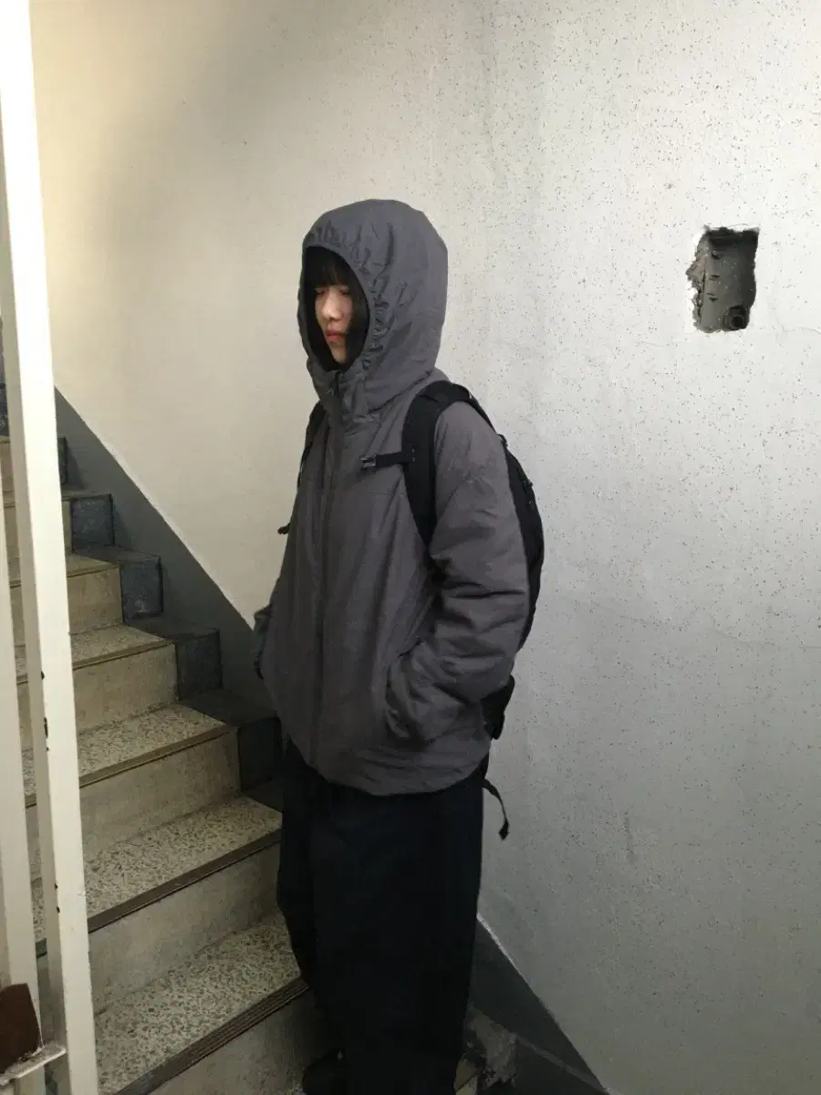 오니드 onid 후드 라이트 패딩 점퍼 차콜