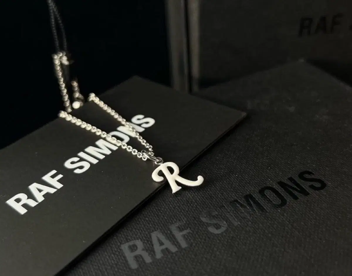 라프시몬스 R로고 목걸이 화이트 펜던트