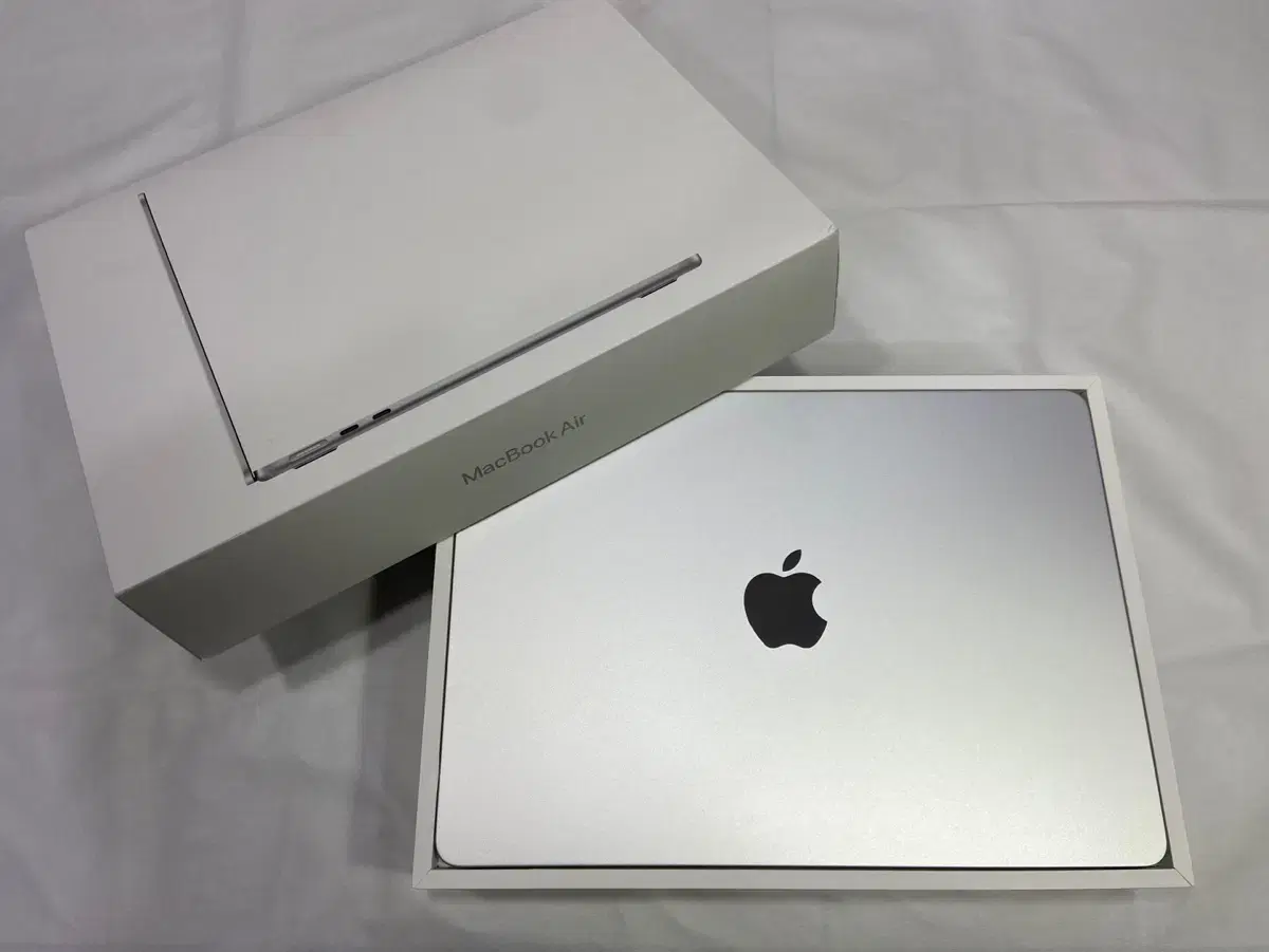 맥북 에어 13인치 M3 8GB 256GB 사이클 10회 실버 판매