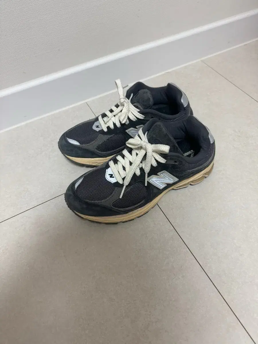 뉴발란스 2002r 빈티지 블랙 그레이