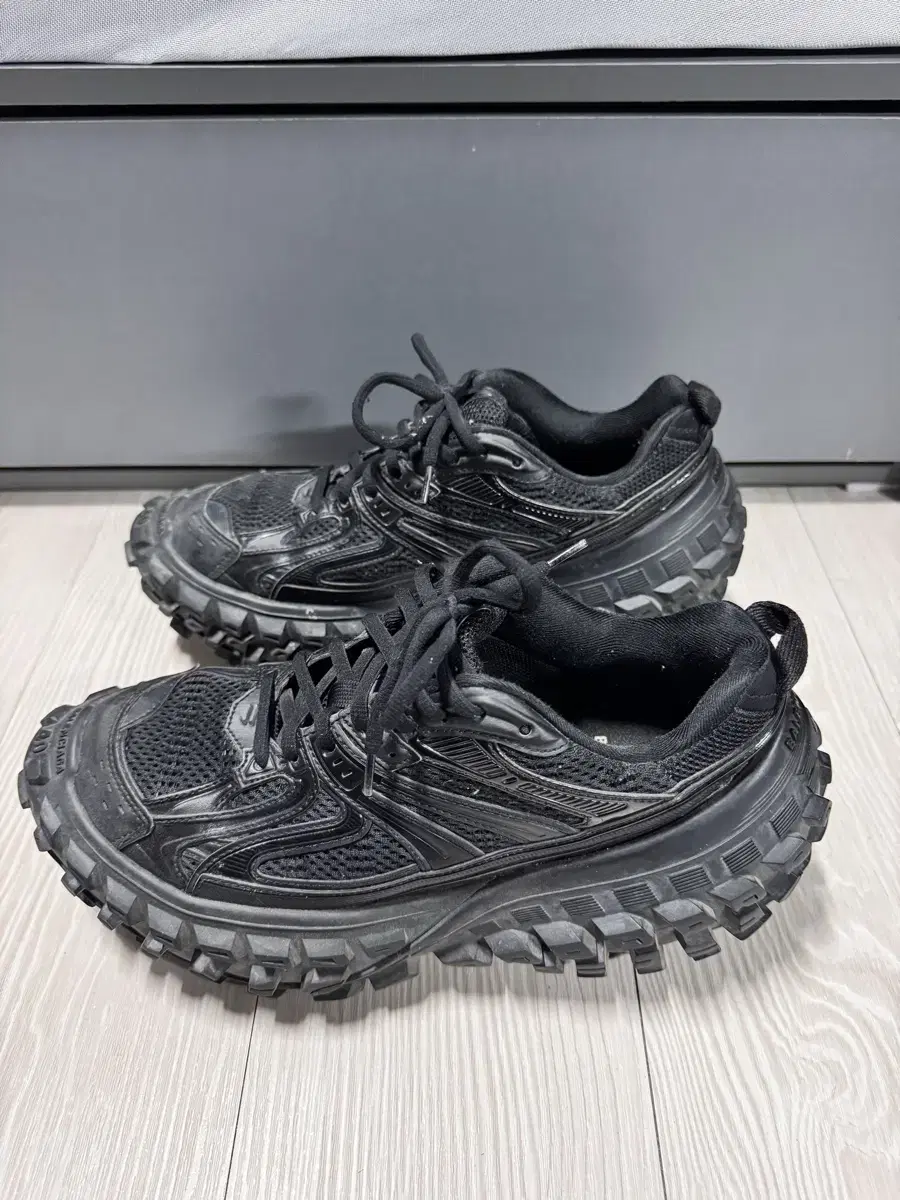 Balenciaga Defender Black 40 size