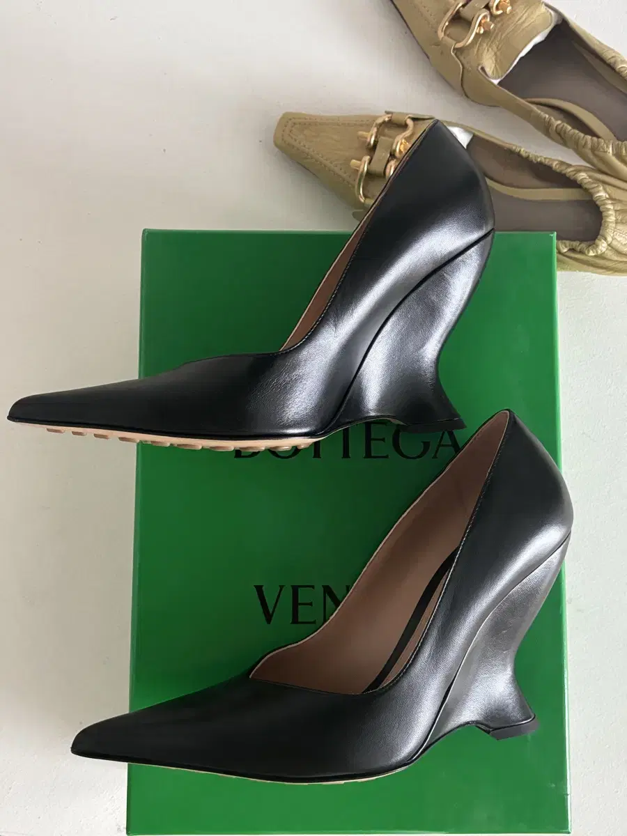 보테가베네타 37.5사이즈 푼타 펌프스 punta pumps 716210
