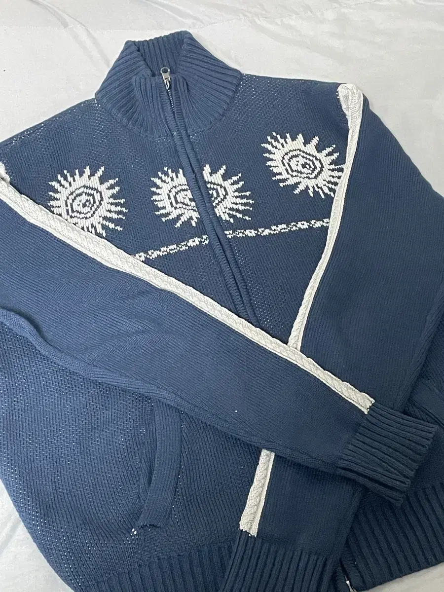 아캄 sun jacquard zip-up sweater (navy)