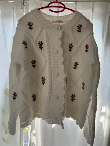 화이트 꽃무늬 자수 니트 가디건