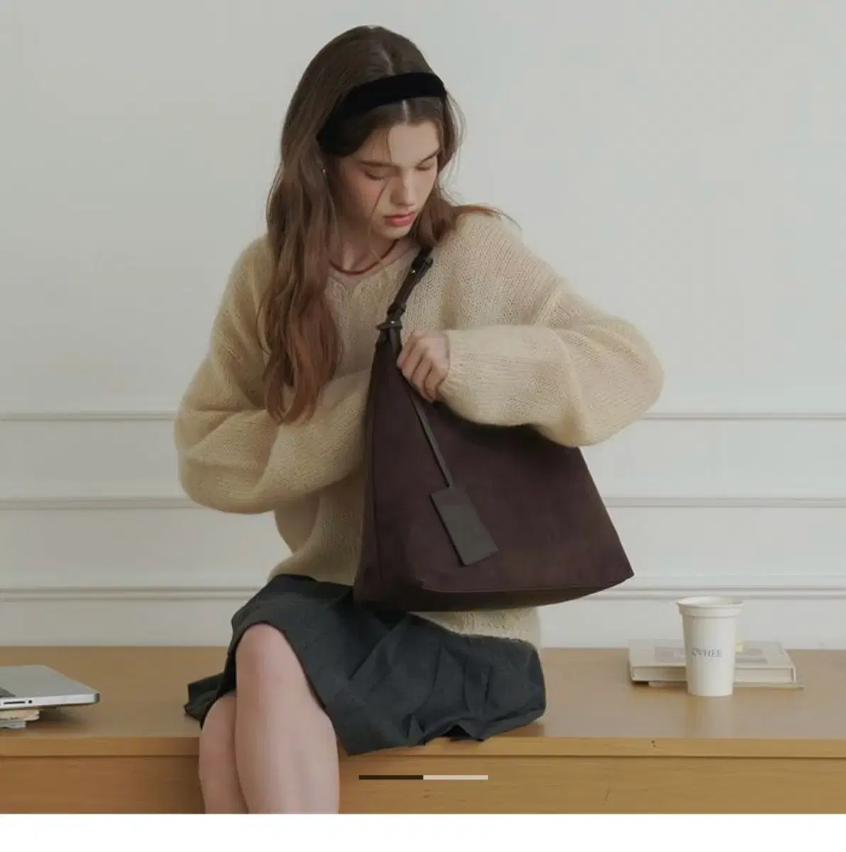 오브히 플럼 스웨이드 호보백 Flume Suede Hobo Bag_Dar