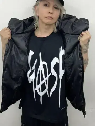 GASP 로고 빅 티 러브 갤러리 하이드 착용