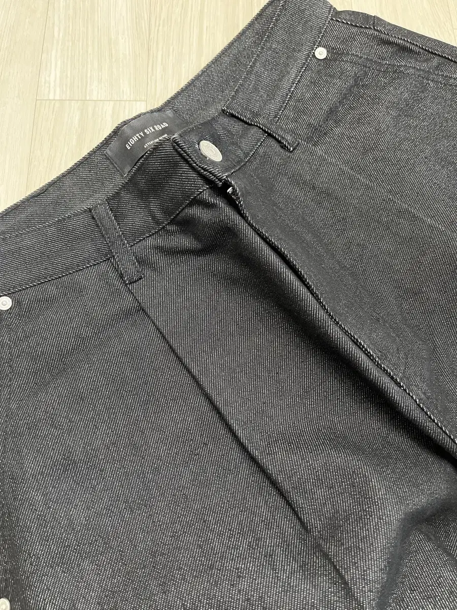86 Road Real Wide One-Tuck Denim Low Black