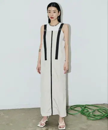 AIC. 숄더 벨트 지퍼 롱 원피스