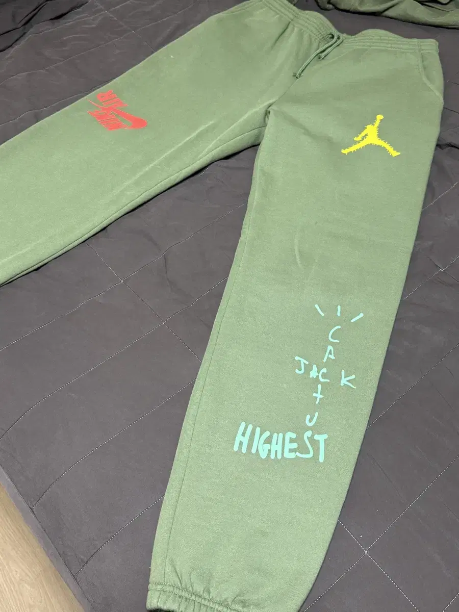 (XL) 칵투스잭 머천다이스 트래비스 스캇 트랙 팬츠 올리브